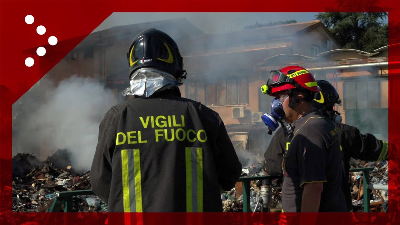 Incendio Ciampino, il giorno dopo: Vigili del fuoco ancora al lavoro per spegnere il rogo di rifiuti