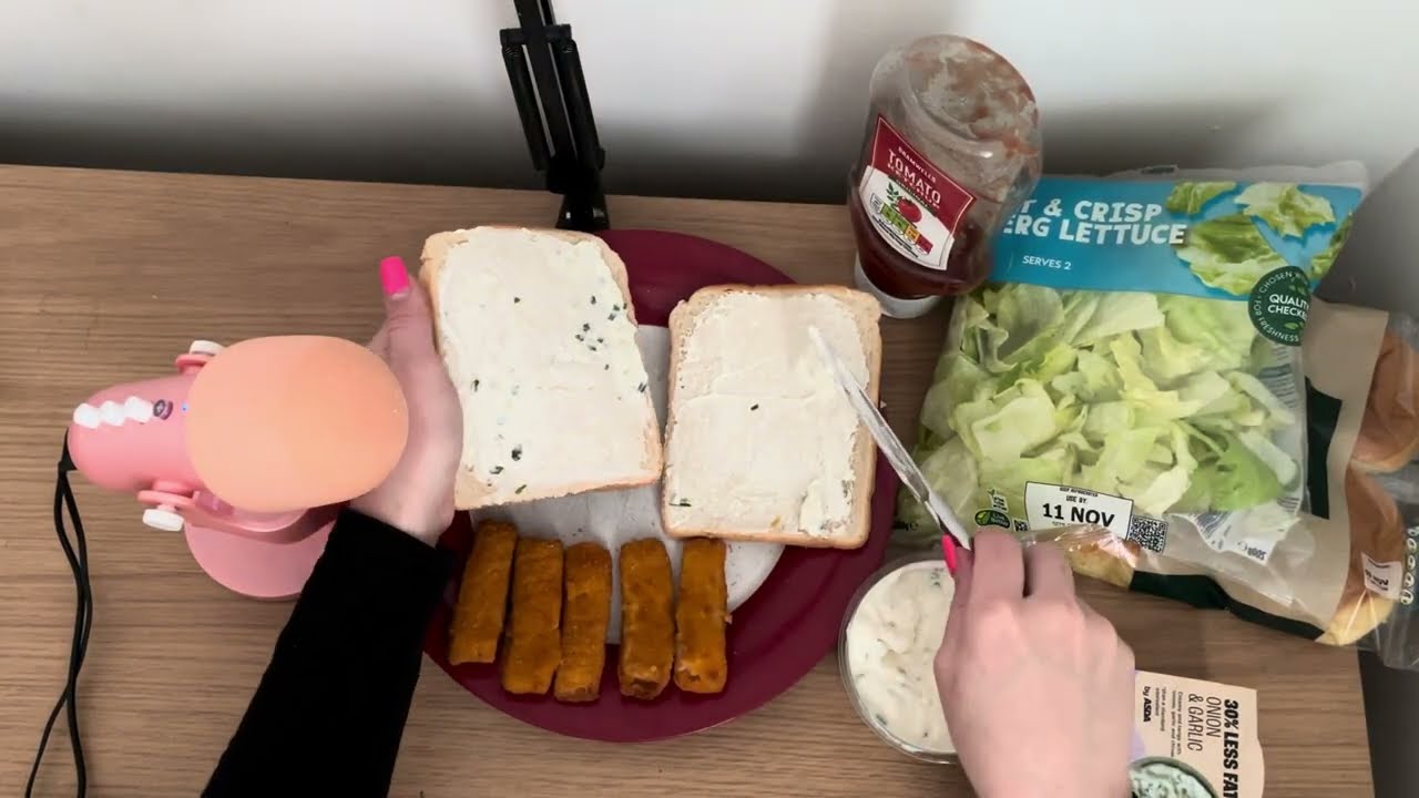 ASMR Приготовление сэндвичей (Рыбные палочки) Мягкая речь.