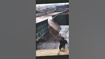 Truck Unloading Process (This Is a Dangerous Method, Do Not Imitate) #Machinery #WorkProcess