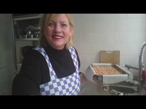 Video: Hoe Chek-chek (noten Met Honing) Te Koken