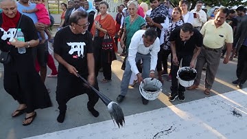Satish Gupta painted live 1.6km long canvas at Pondicherry beach 8-9-2018