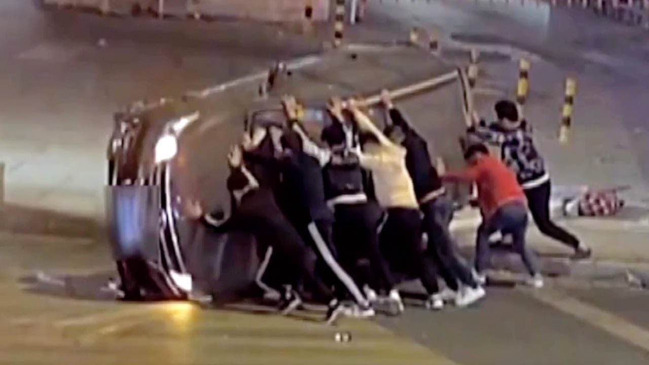 Passersby lift car up to save two trapped inside in S China - YouTube