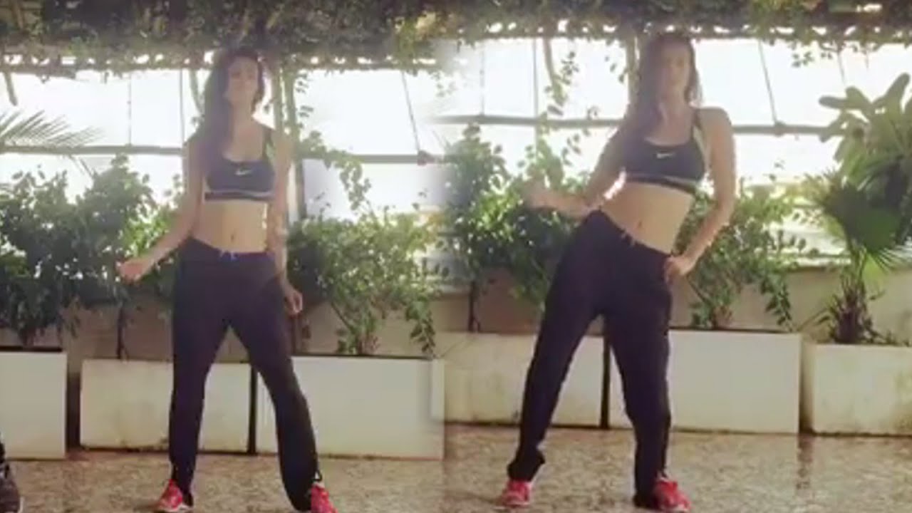 Disha Patani's HOT Beat Pe Booty Dance For Tiger Shroff - YouTube