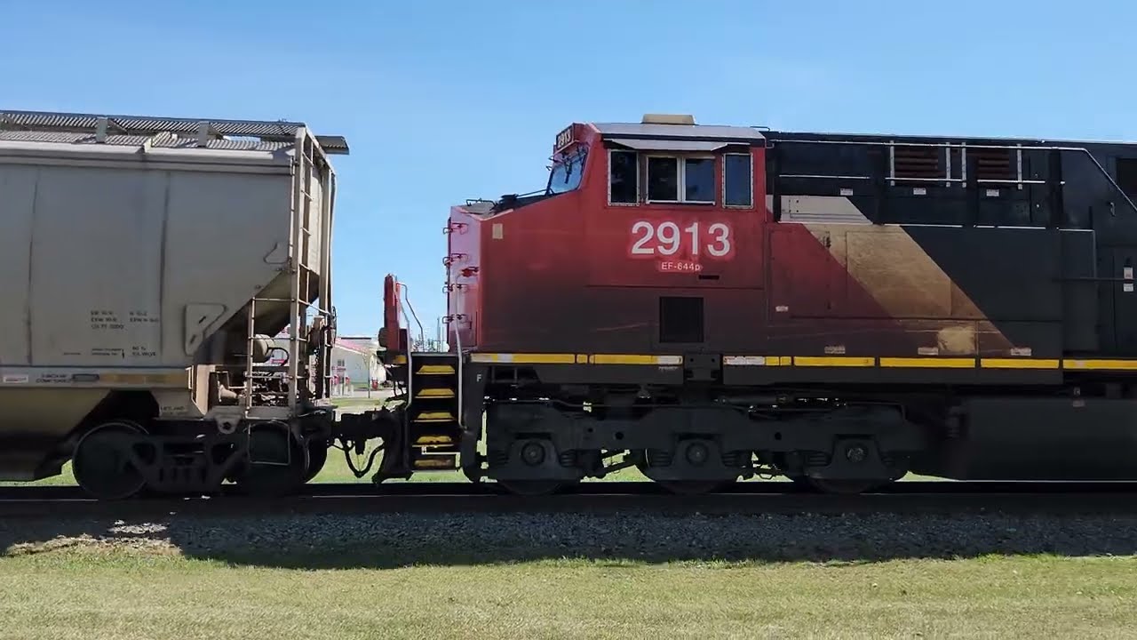 CN 3822 Leads a Southbound L529 (5/5/2025)