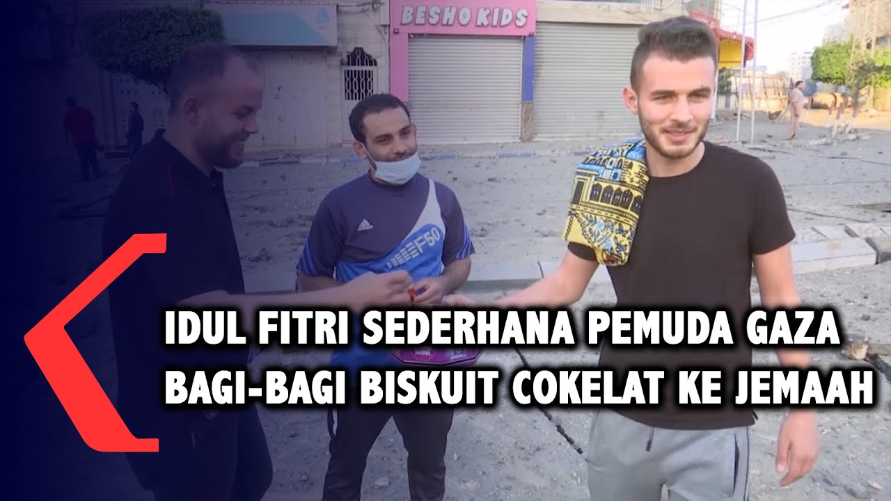 Idul Fitri Sederhana Pemuda Gaza Bagi-bagi Biskuit Cokelat ke Jemaah