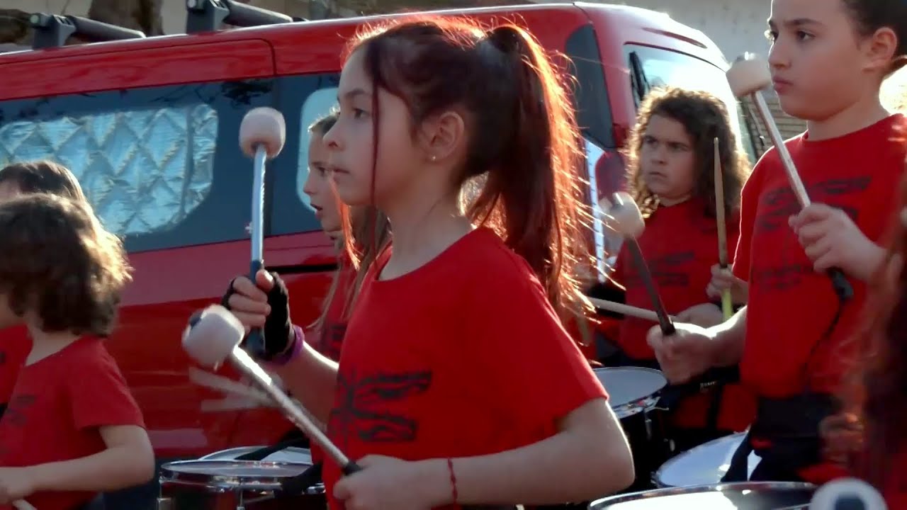 Cultura i llengua s'uneixen en una cercavila dels Espiadimonis i el Centre d’Estudis d’Anglès