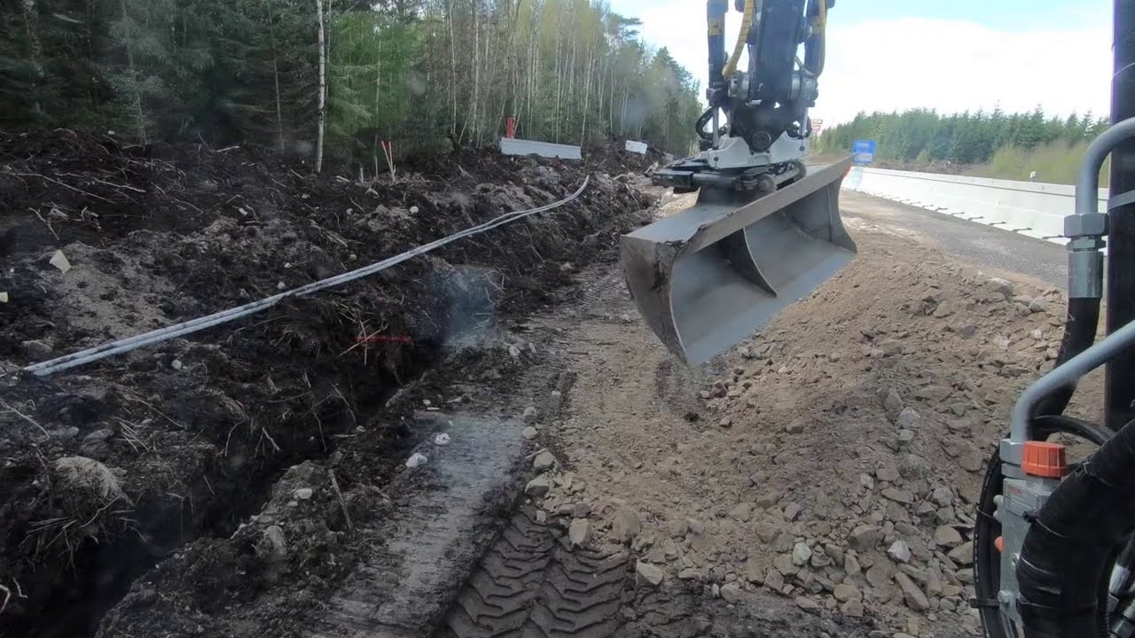 Schaeff TW 95/Yanmar B95W puts out road protection, med engcon rotortilt.