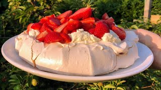 Sommerliche Baisertorte &quot;Pavlova&quot; mit Erdbeeren und Sahne! Lecker und einfach! Torte mit Erdbeeren