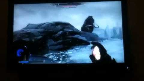 SKYRIM GAMEPLAY #1: KILLING A GIANT AND MAMMOTH