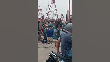 Tijdens het hoogwaterseizoen liggen er vissersboten aangemeerd om vis te verkopen.