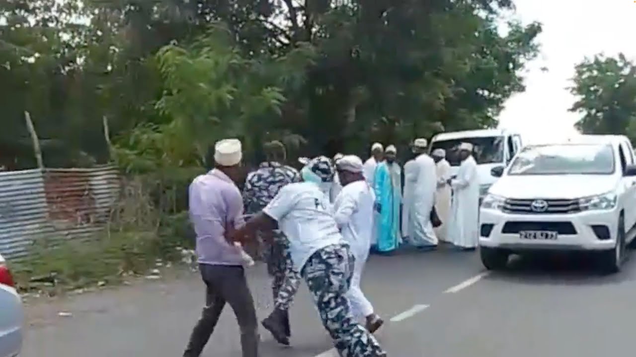 Yangala yiho Mitsamiouli entre des notables et la police