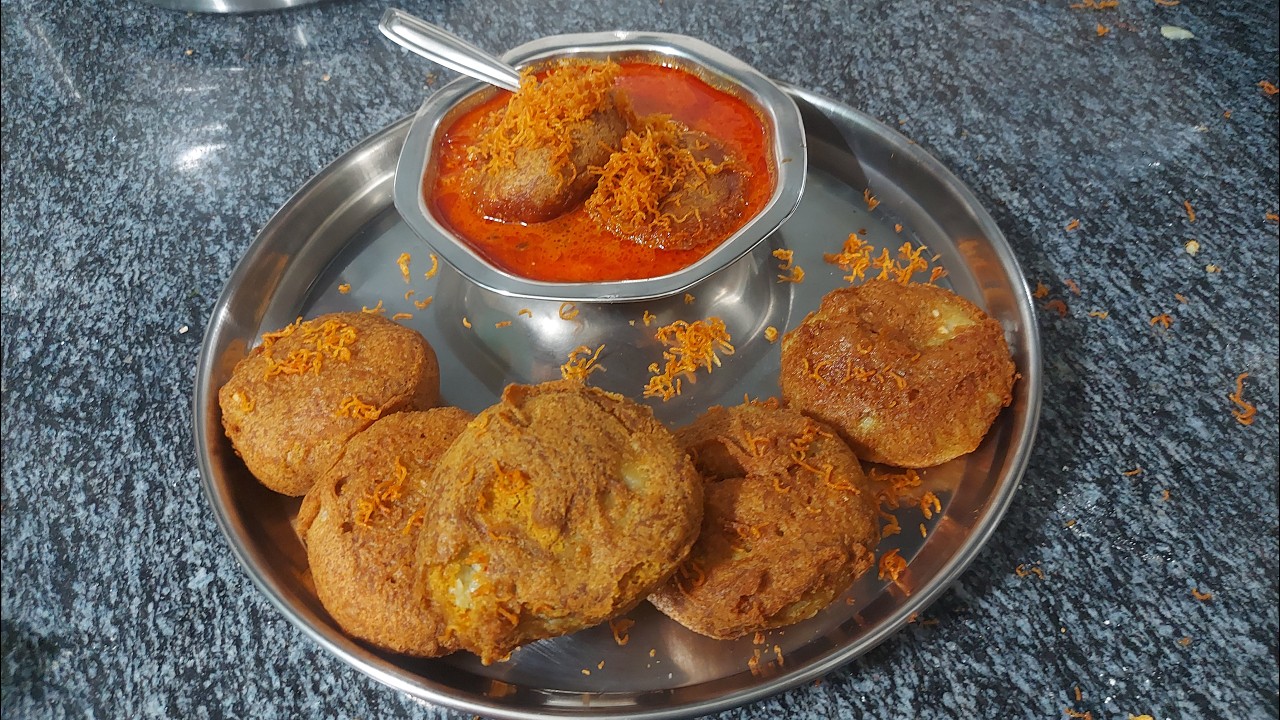 उपवास स्पेशल शिंगाडा-बटाटा वडे आणि झणझणीत कटाची आमटी | Shingada Batata Vada with Spicy Katachi Amti