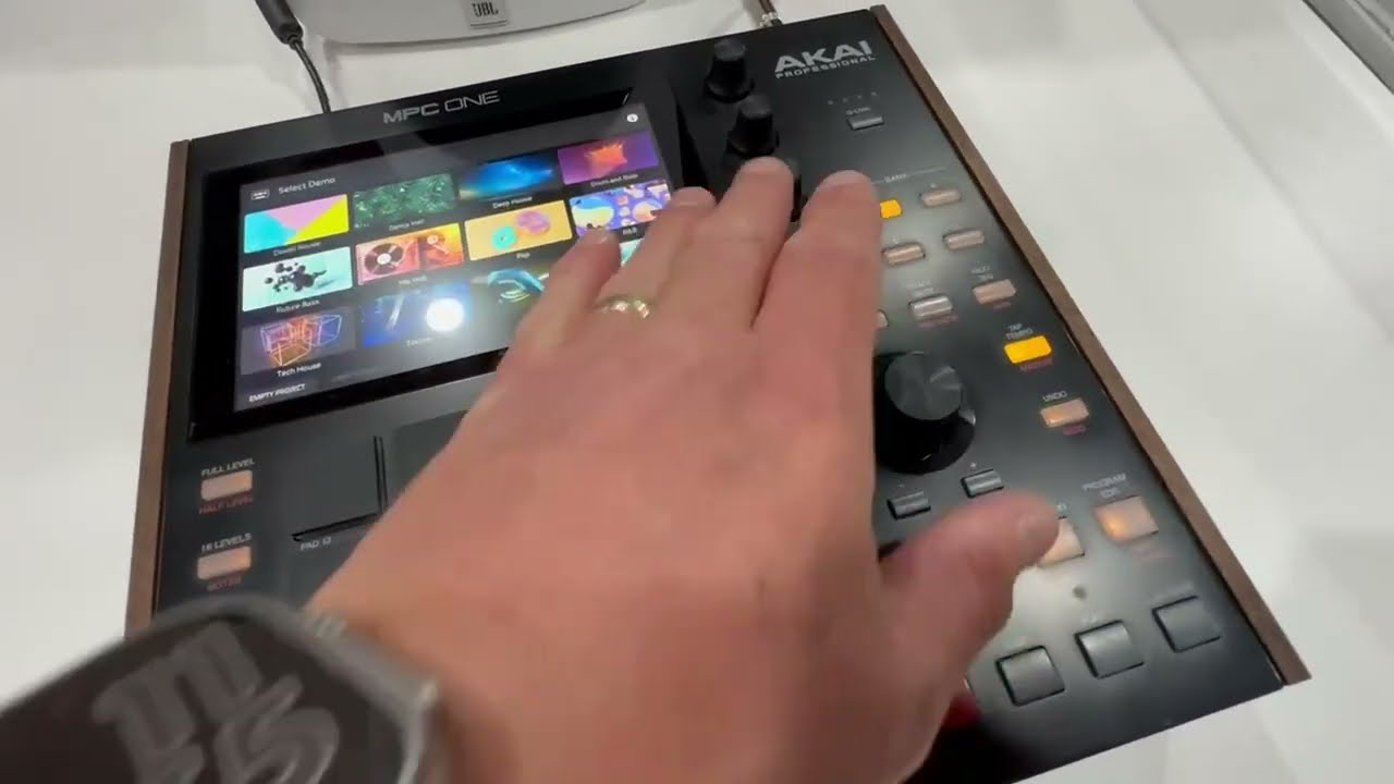 Akai Professional MPC Studio MIDI Controller Beat Maker with 16 Velocity Sensitive RGB Pads Review