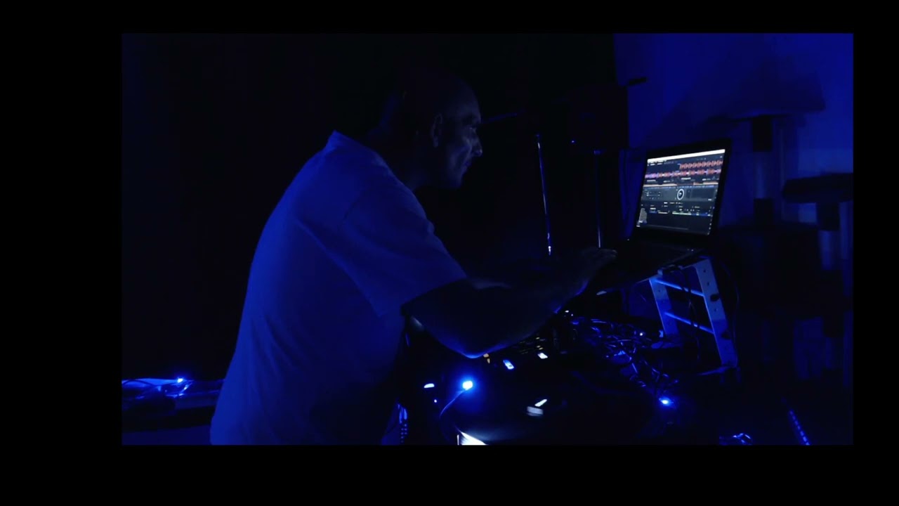 YouTube에서 fastMo in the Mix @ twitch.tv | Raw- Hard & Hypnotic Techno Mix | 18.09.2022 보기 YouTube에서 fastMo in the Mix @ twitch.tv | Raw- Hard & Hypnotic Techno Mix | 18.09.2022 보기