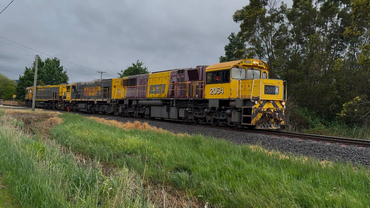 TasRail 2054 2012 TR02 Light engines crossing Station/Johnston Road