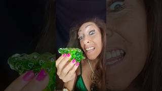 ASMR DRINKING OGGI BEVIAMO DA QUESTO BICCHIERE A FORMA DI UVA CON COLORANTE VERDE FANTASTICO SOFT