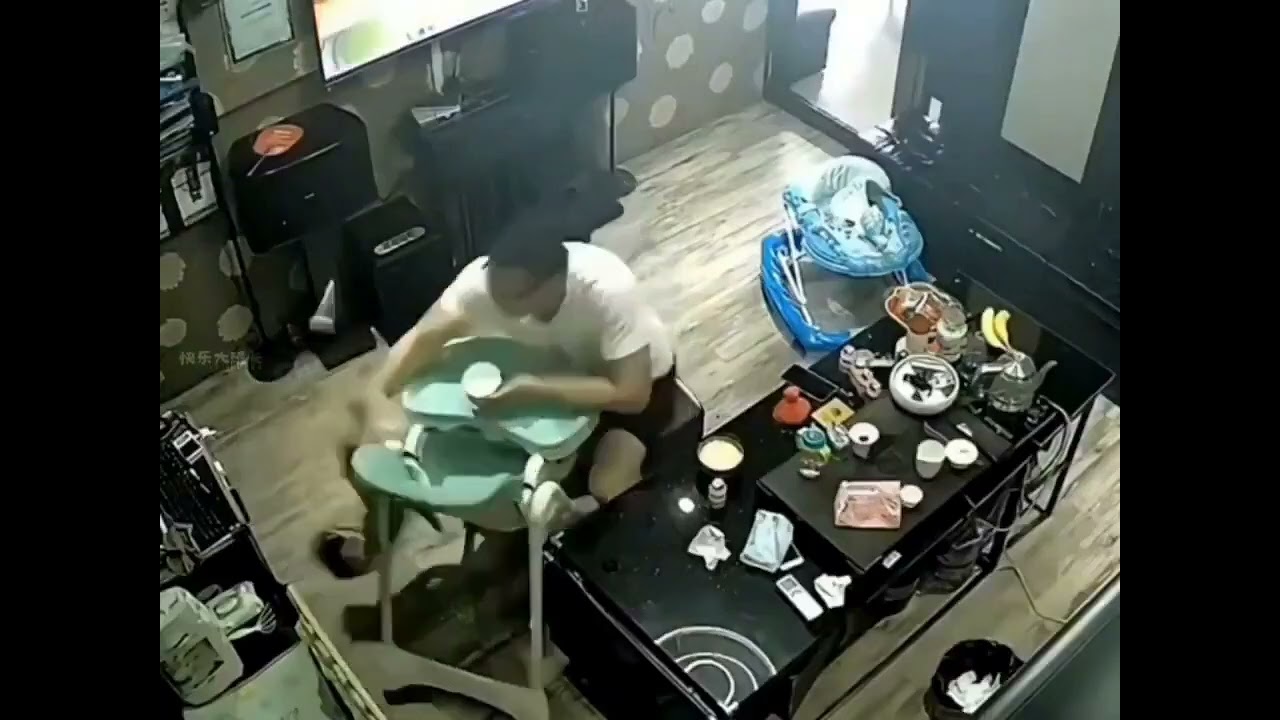 "Heroic Moments: Parents Save Their Kids from Falling at the Last Second – Unbelievable Scenes!"