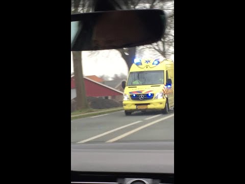 Ambulance met spoed onderweg in Elburg