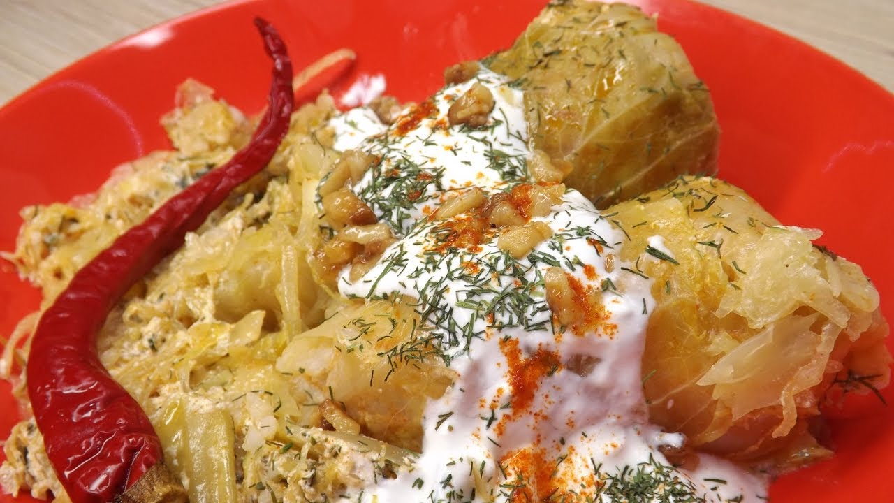 Tejfölös-kapros töltött káposzta, füstölthússal savanyú káposztába töltve
