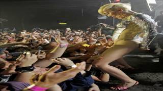 Mayli Cyrus Se Deja Tocar El Paquete En Concierto.