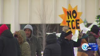 Protesters rally against ICE in Syracuse s downtown after deaths in Minnesota