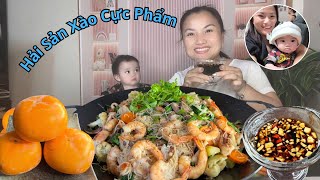 Na bò khắp nhà với chiếc nón mới 😍 | Còn mẹ thì xào chảo hủ tiếu hải sản ngon “ngất ngây”