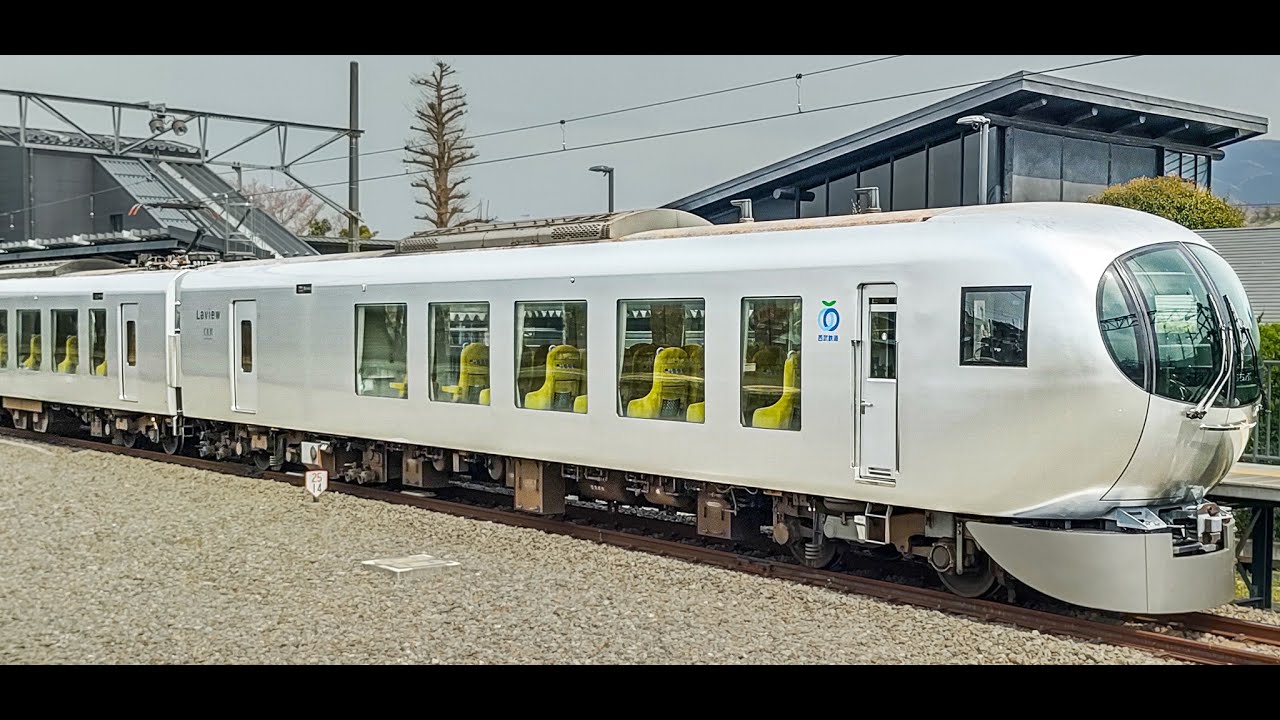 Riding the spaceship-like express train ``La View'' and see the moss phlox.