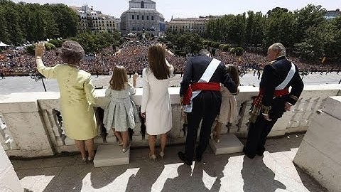 Los Reyes Felipe VI y Letizia saludan desde el balcón del Palacio Real