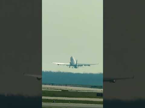 Lufthansa Boeing 747 stunning takeoff #shorts #aviation #lufthansa747 #planespotting #airplane