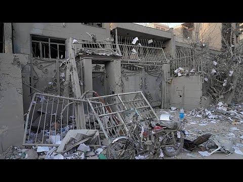 Рабочие разбирают завалы после ударов США и Израиля по зданиям в Тегеране