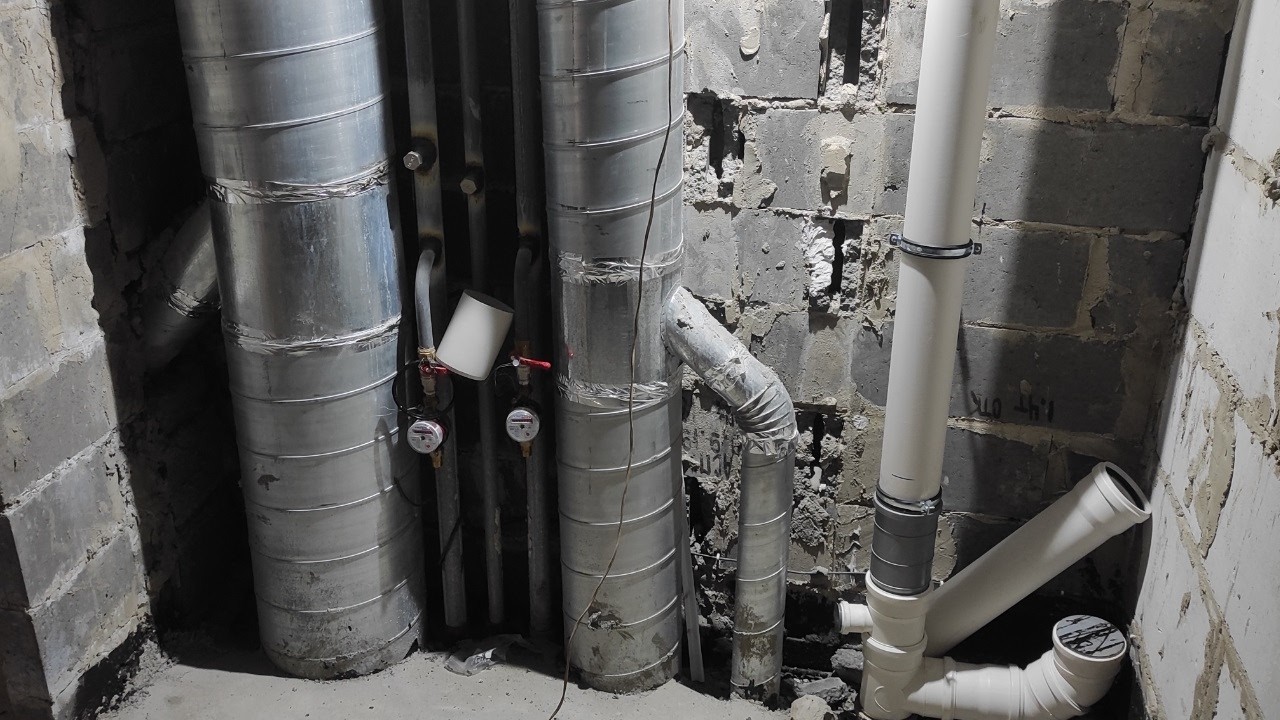 Новостройка с недобросовестным застройщиком. Замена лопнувшего стояка канализации.