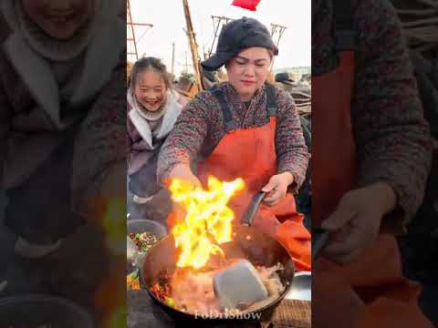 فيديو: مقلي الخضار مع المأكولات البحرية