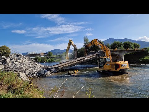 Demolácia Vrbického mosta — rýpadlo Prima Slovakia rozoberá mostnú konštrukciu