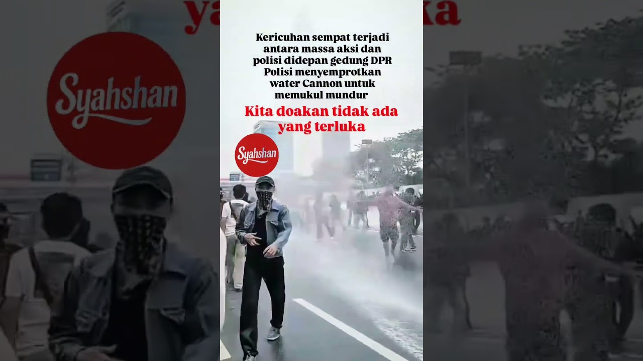 massa bentrok sama polisi 