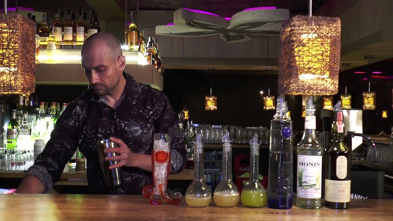 Aleksandar Bartender Smoyke Grape Punch