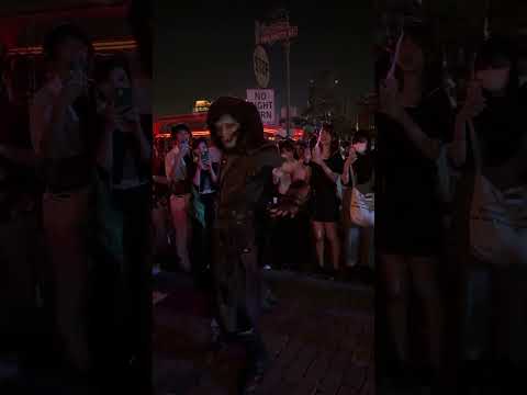 【USJ ホラーナイト】イケメン黒フードゾンビさんのかっこいいシャリラダンス【ゾンビデダンス】