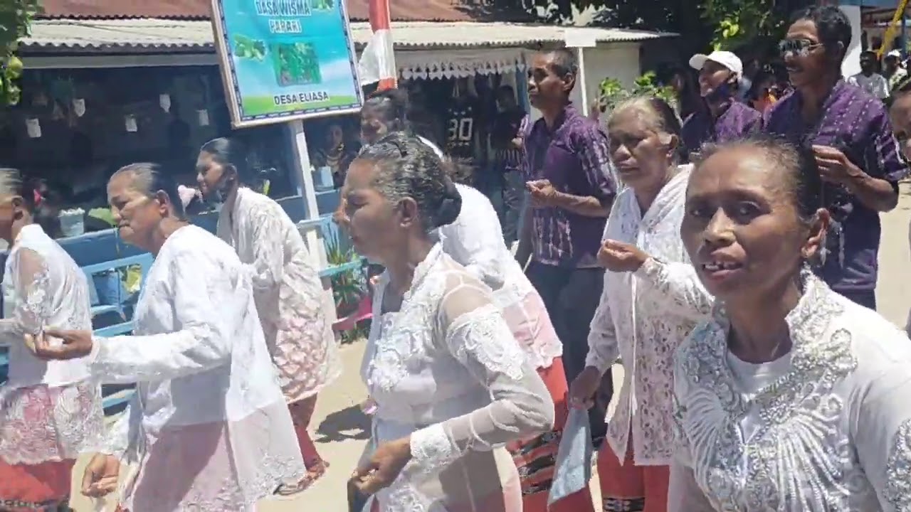 Tarian Penyambutan Tim penilai Lomba 10 Program Pokok PKK di Desa ELIASA Kepulauan Tanimbar