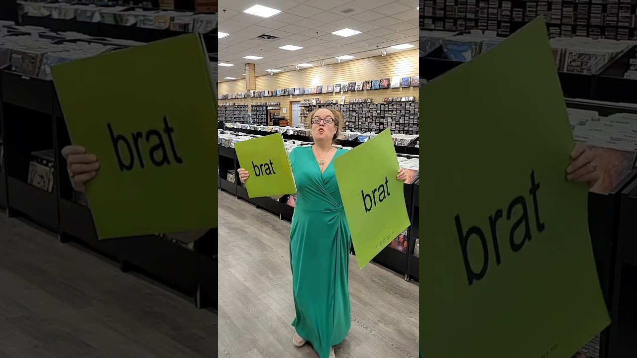 Charli XCX — brat, и это то же самое, но есть ещё три песни, так что это не так — предзаказ СЕЙЧАС