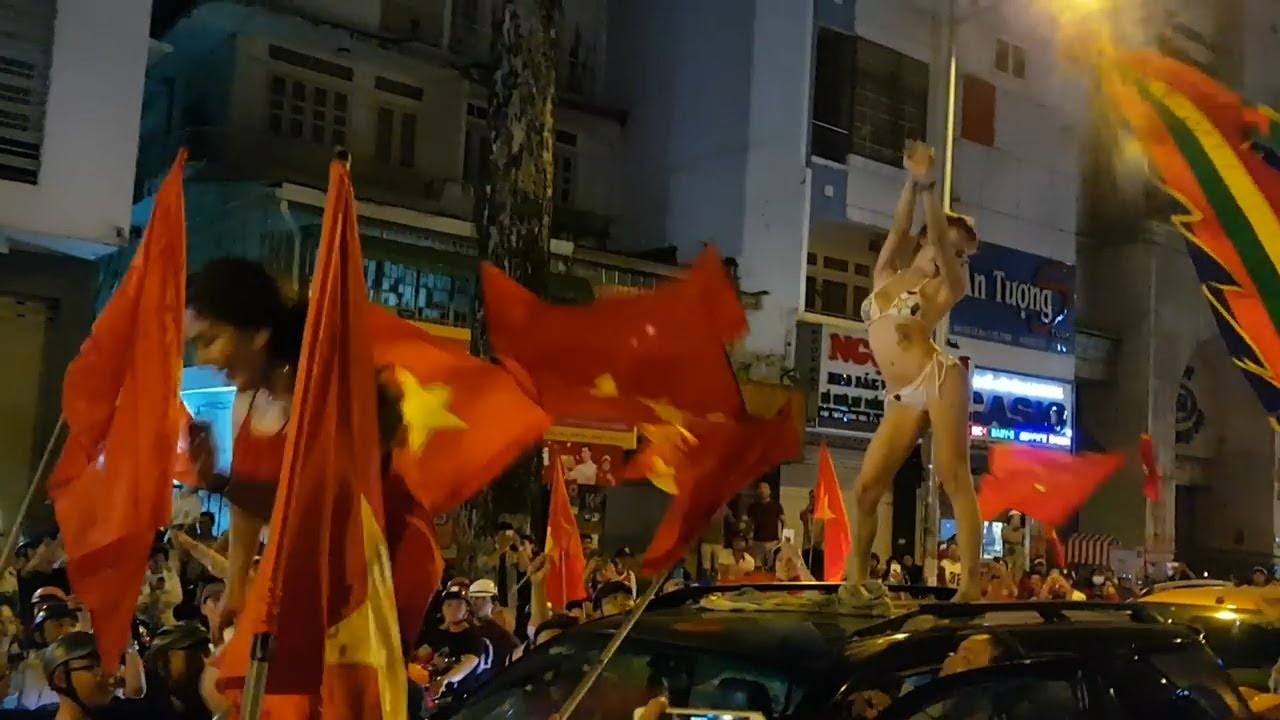 Hàng trăm cô gái lột quần áo mừng U23 Việt Nam | Nóng... - youtube