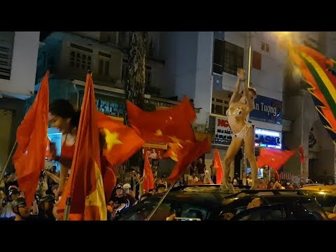 Video Hàng trăm cô gái lột quần áo mừng U23 Việt Nam | Nóng... - youtube