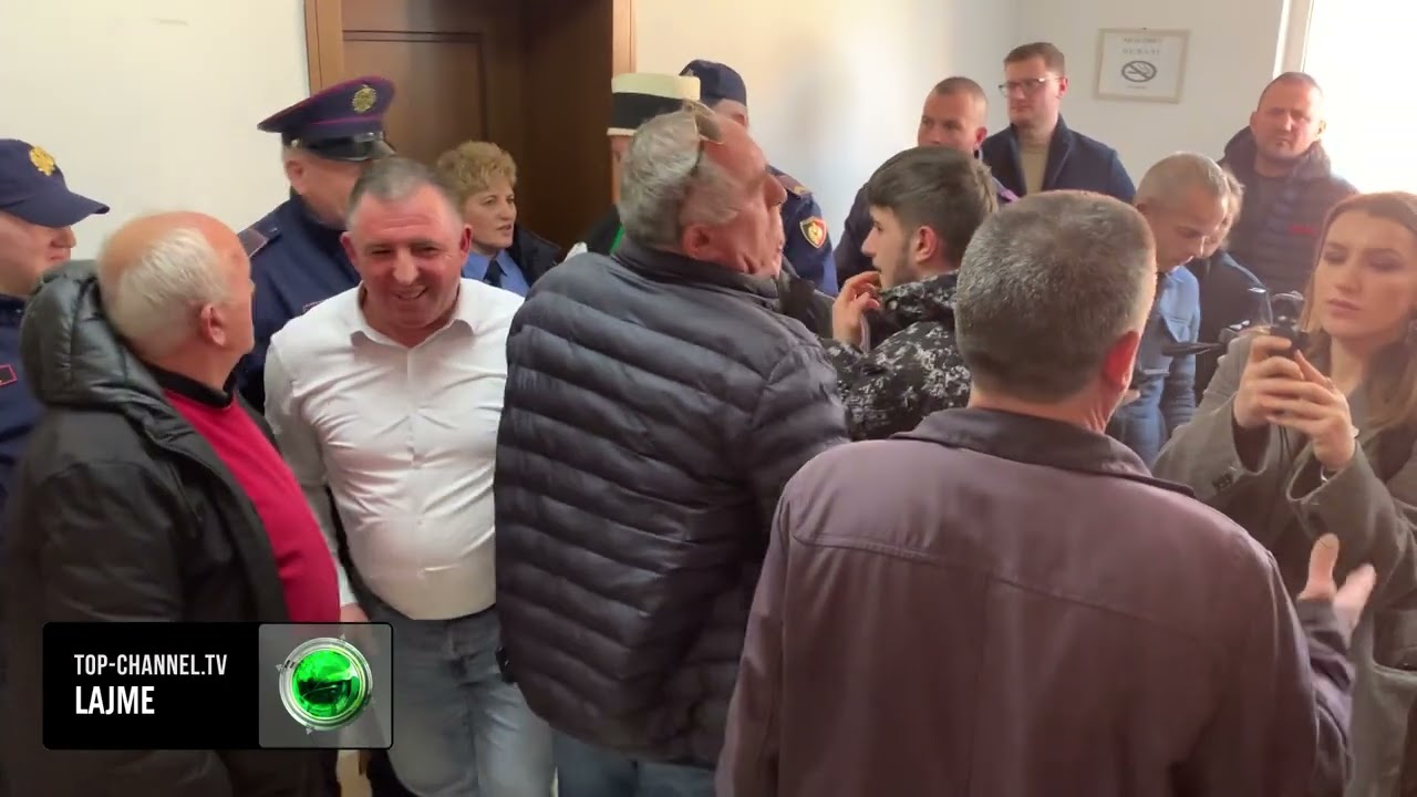 Top Channel/ “Mos e votoni”, banorët e fshatrave të Bulqizës hyjnë me forcë në Bashki