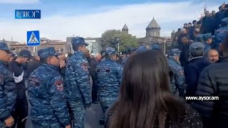 К зданию мэрии Гюмри стягиваются значительные силы полиции