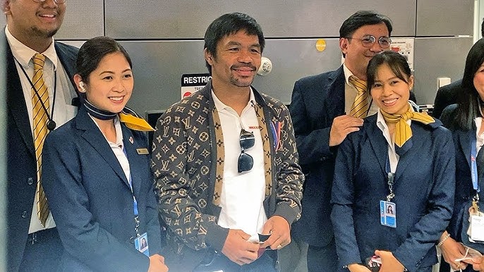 MANNY PACQUIAO MOBBED AT AIRPORT! TAKES PHOTOS WITH FANS AHEAD OF  PRESIDENTIAL RUN