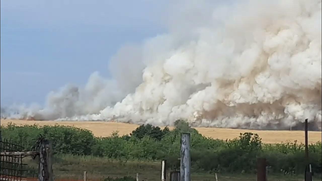 пожар на поле - YouTube