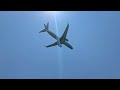 真上を飛ぶ飛行機 - 城南島海浜公園