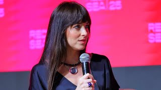 Dakota Johnson Exposes Chris Martin’s Dark Side: “Behind the Curtain, It’s Ugly”