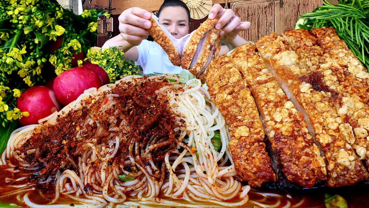 หมูกรอบม้วนกับข้าวปุ้นซาวน้ำปลาร้าเผ็ดเดือดนัวร์เข้ากันเเฮง|ส้มซ่าพาเเซ่บ 21 กุมภาพันธ์ ค.ศ. 2026