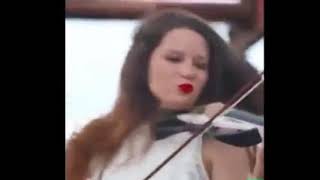 Девушка красиво играет на скрипке