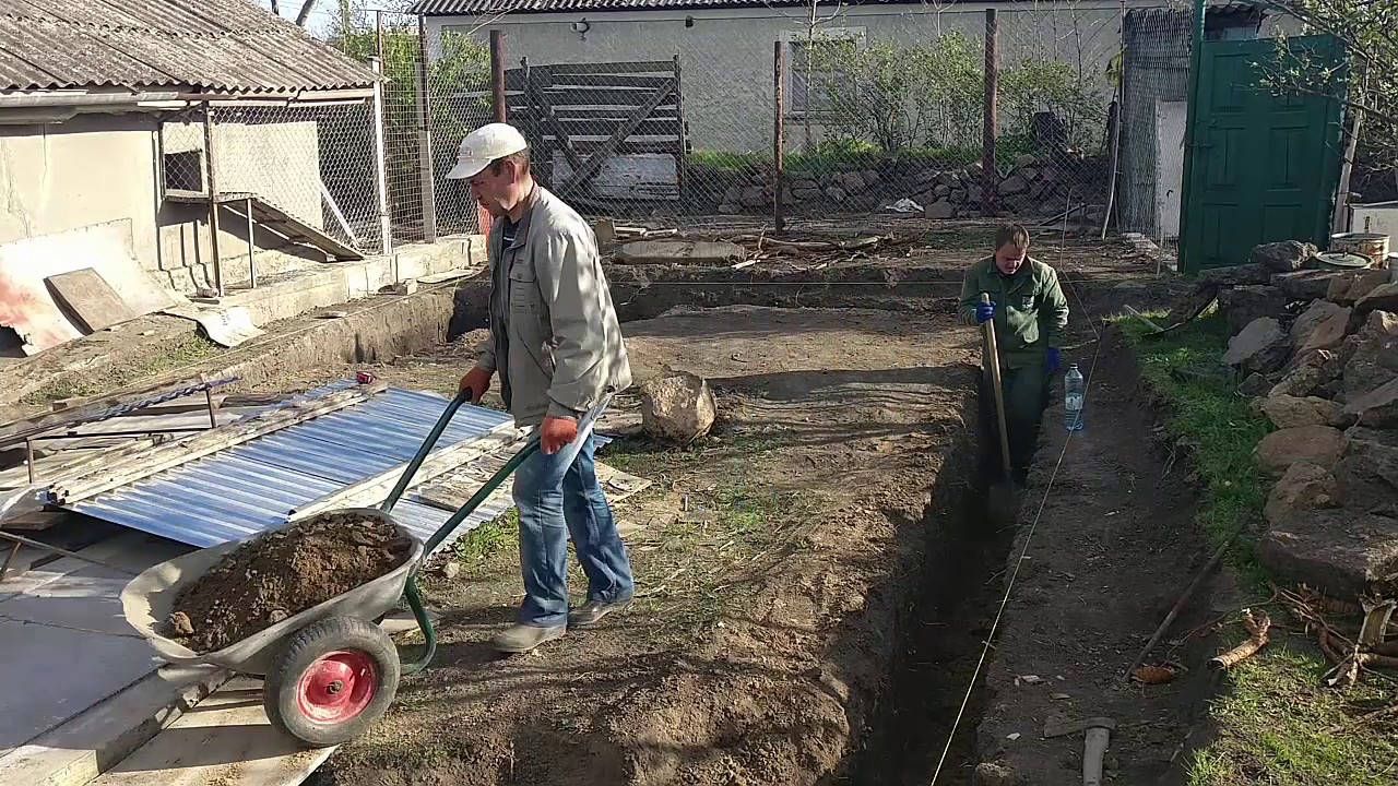 Траншея практически готова, продолжаем копать. Треснула лопата. - YouTube