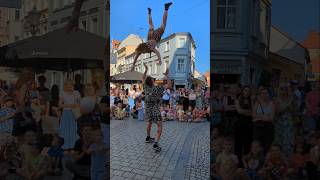 Akrobatyka partnerska na zielonogórskim deptaku na festiwalu Busker Tour #akrobatyka #zielonagóra